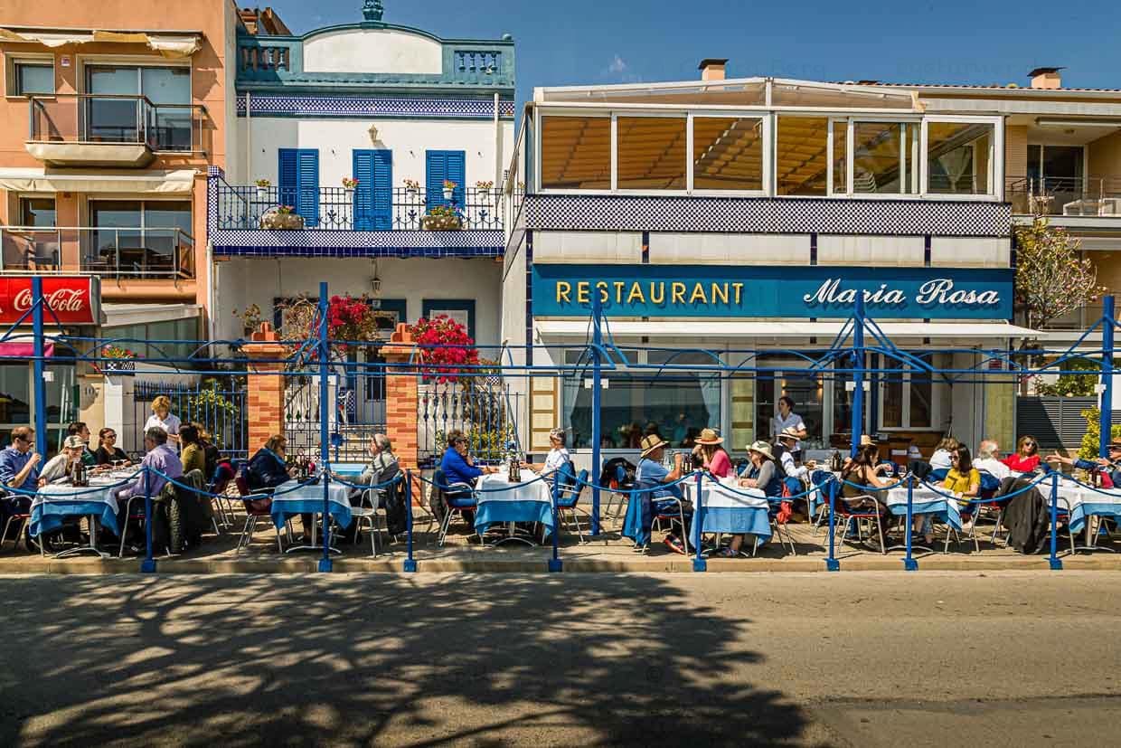In vielen kleinen Küstenorten entlang der Costa Brava kann man besten Fisch und Meeresfrüchte essen. Zum Beispiel bei Maria Rosa in St. Feliu de Guixols / © Foto: Georg Berg