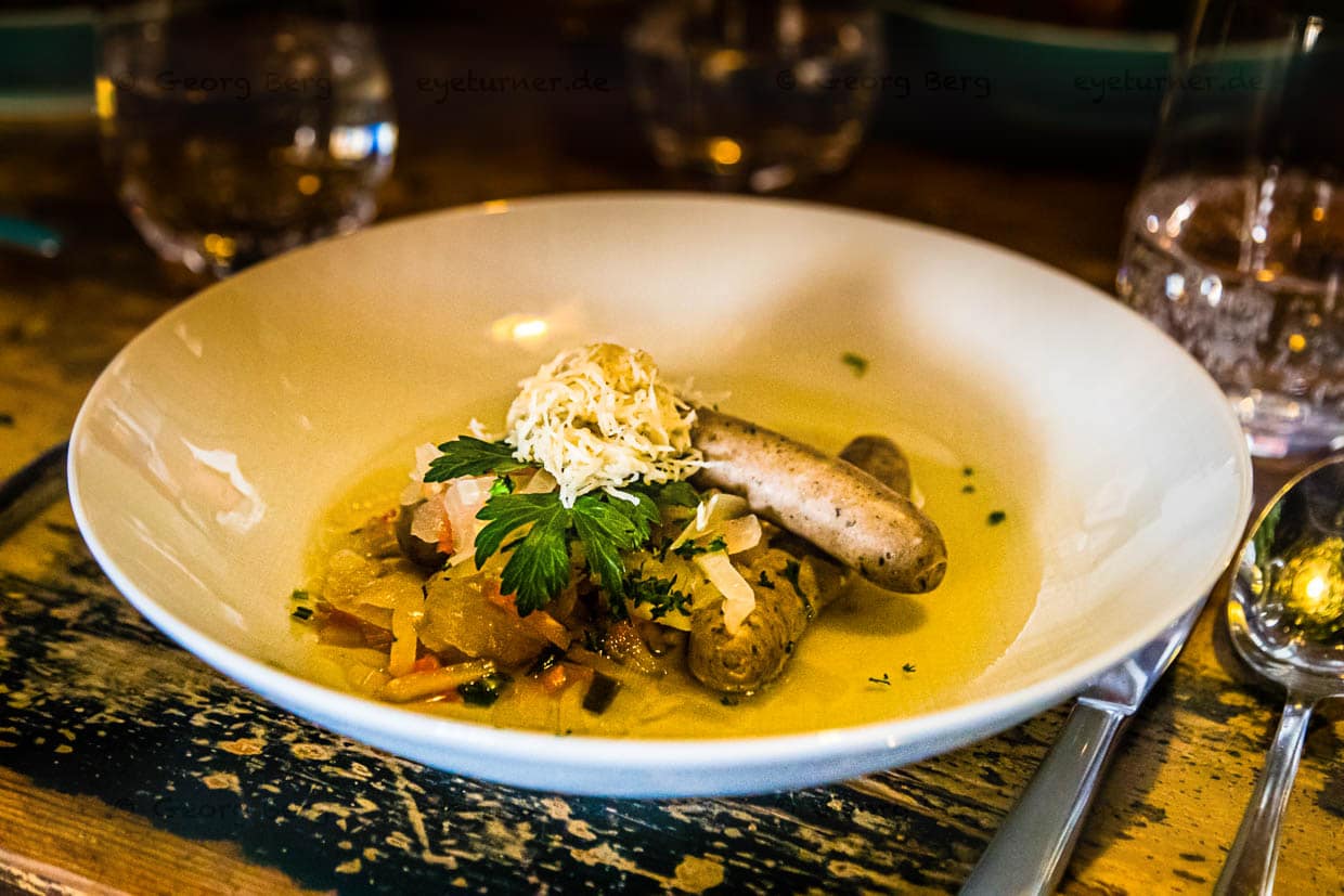 Fränkischer Hauptgang im Schuberts. Die Blauzipfel sind in Essigsud gar gezogene Bratwürste. Serviert werden sie mit Brot oder Brezel. Durch den Essigsud bekommen sie eine leicht bläuliche Farbe, die ihnen den Namen gibt / © Foto: Georg Berg