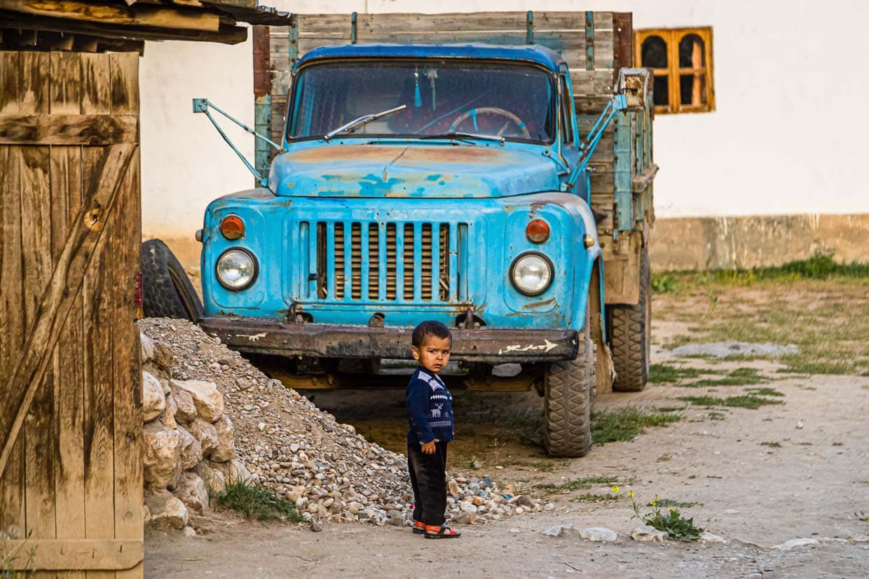 Den fremden Besuchern im Dorf gilt die Aufmerksamkeit auch schon der Kleinsten / © Foto: Georg Berg