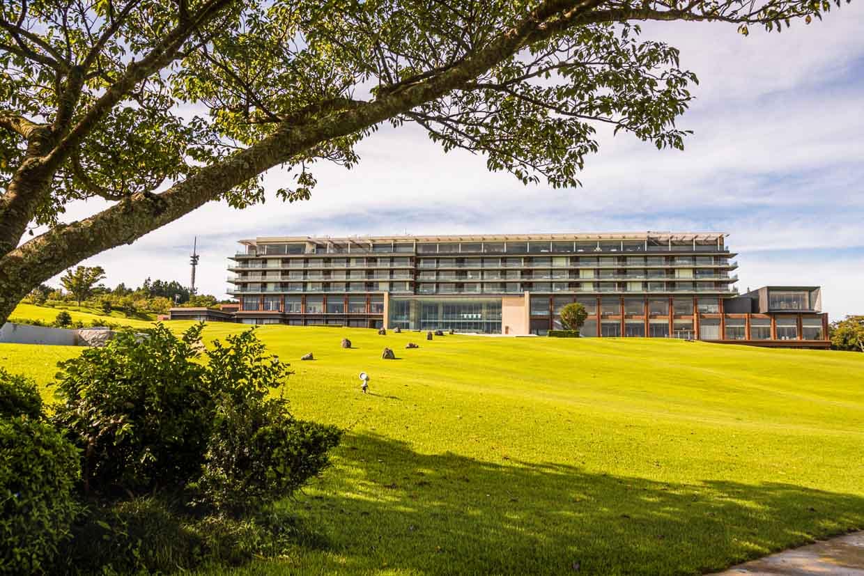 Das Nippondaira Hotel hat eine exponierte Lage oberhalb der Suruga Bucht. Fast alle Zimmer, Event-Räume und das Restaurant sind zum symbolträchtigen Mount Fuji ausgerichtet / © Foto: Georg Berg