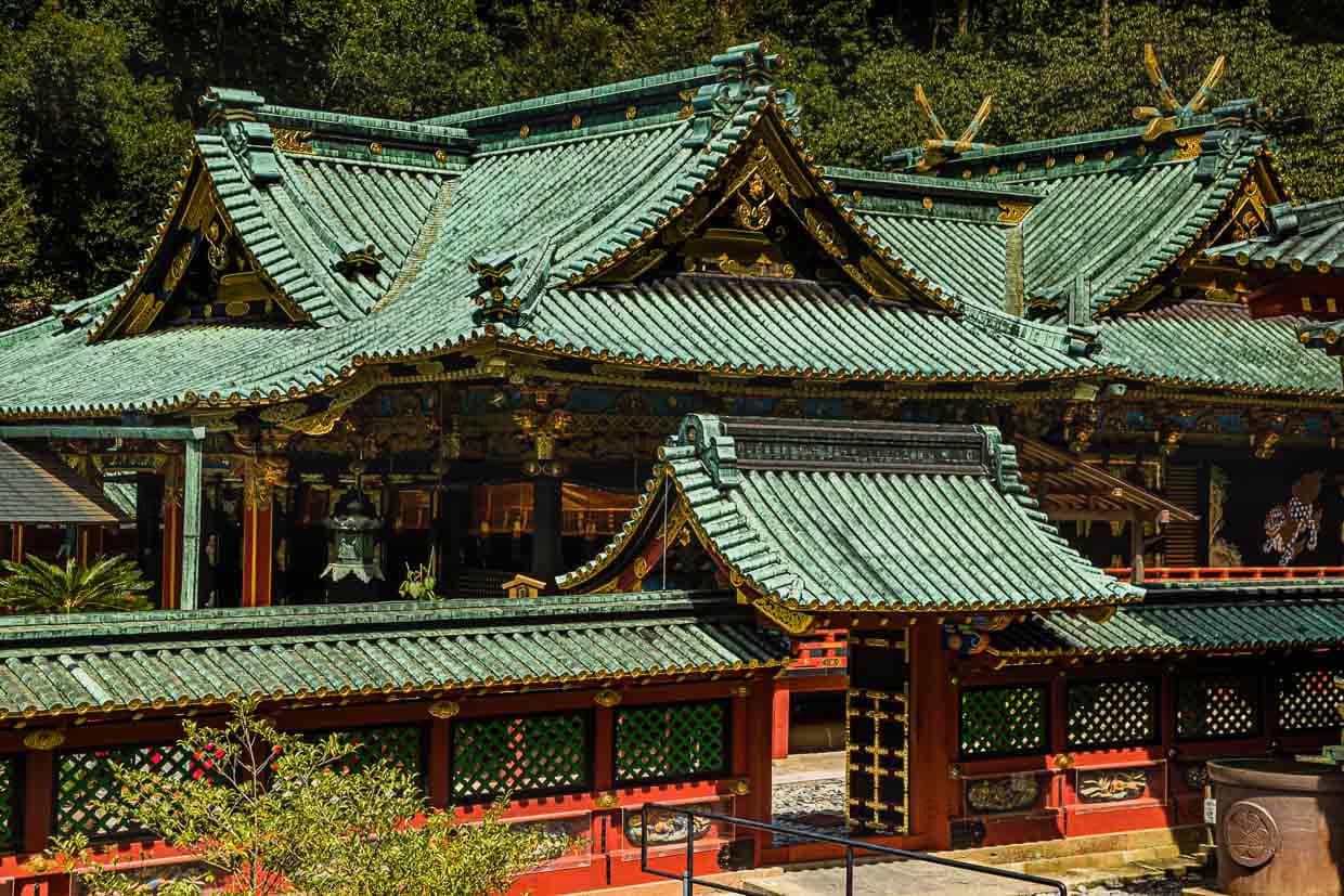 Kunozan Toshogu Shrine in Shizuoka, Japan. Die feuerfesten Metalldächer der Gebäude sind reich verziert / © Foto: Georg Berg