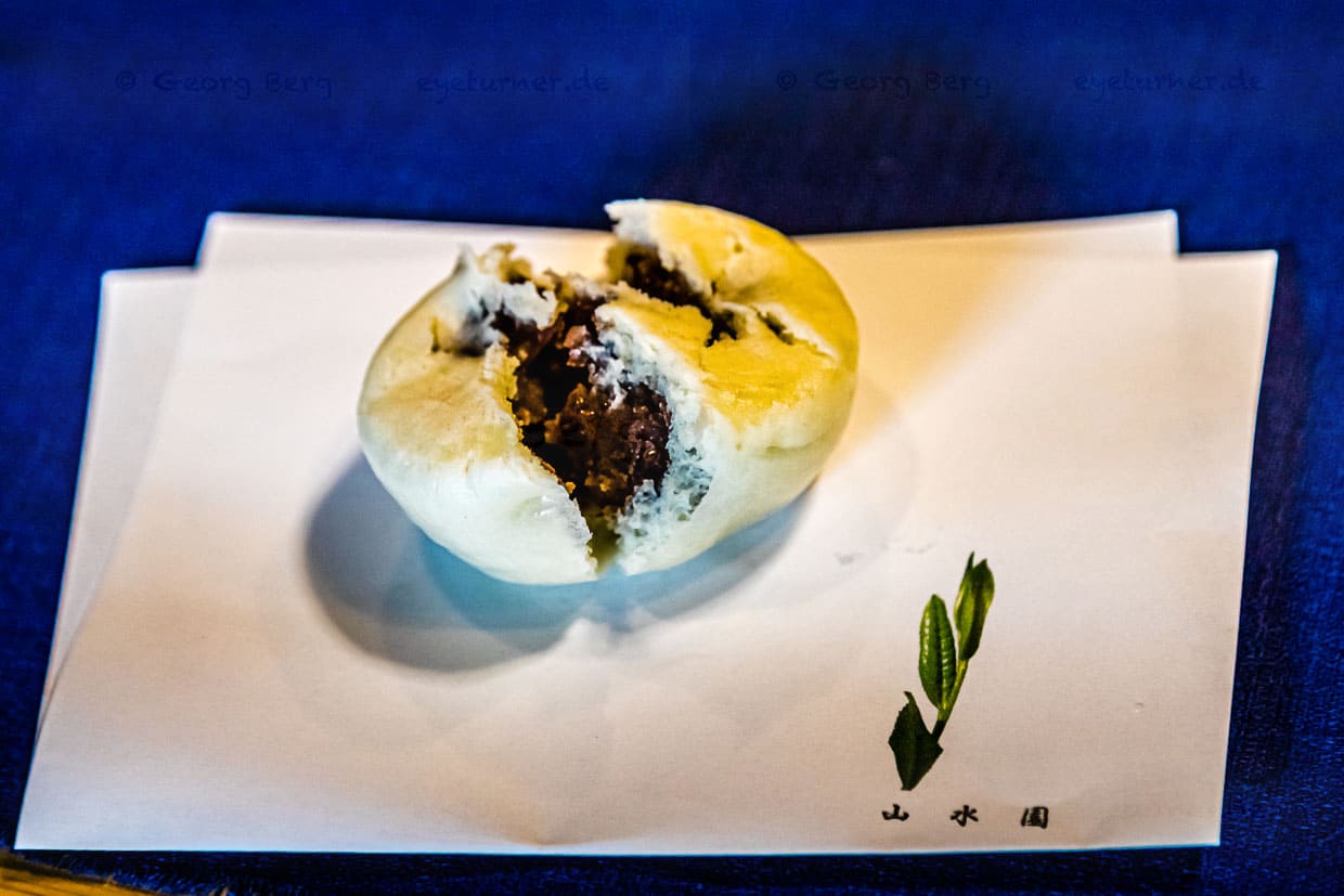 Der Appetizer zum Einstieg der Tee-Zeremonie. Gebäck mit süßer Bohnenpaste aus Azuki-Bohnen / © Foto: Georg Berg