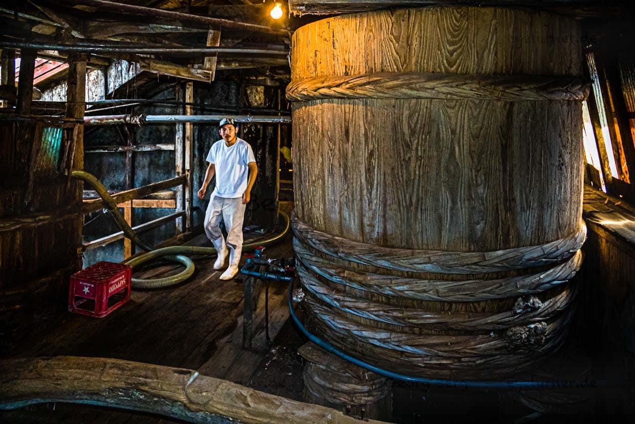 In diesen imposanten Fässern aus Zedernholz, dem Taru, fermentiert Moromi, je nach Qualität, zwischen 1,5 bis zu 3 Jahre. Handwerklich mit Hilfe der Fermentation hergestellte Sojasauce schmeckt von Jahr zu Jahr und von Fass zu Fass unterschiedlich / © Foto: Georg Berg