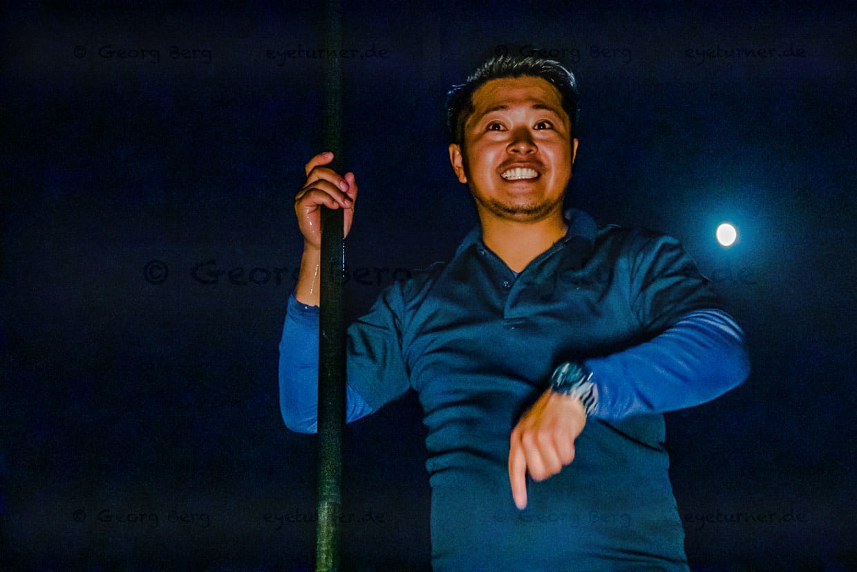 Ikuya Yamamoto erklärt, wie man den Speer zu halten hat und dass der Speer mit großer Entschlossenheit geführt werden sollte. Der Vollmond schaut ihm dabei über die Schulter / © Foto: Georg Berg