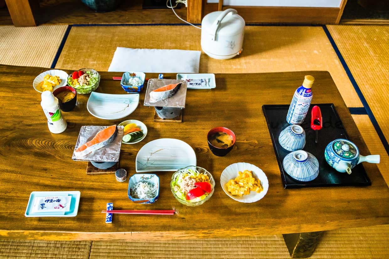 Ichi-Ju-San-Sai. Ein traditionelles japanisches Frühstück besteht aus einer Misosuppe und vielen kleinen Gerichten / © Foto: Georg Berg