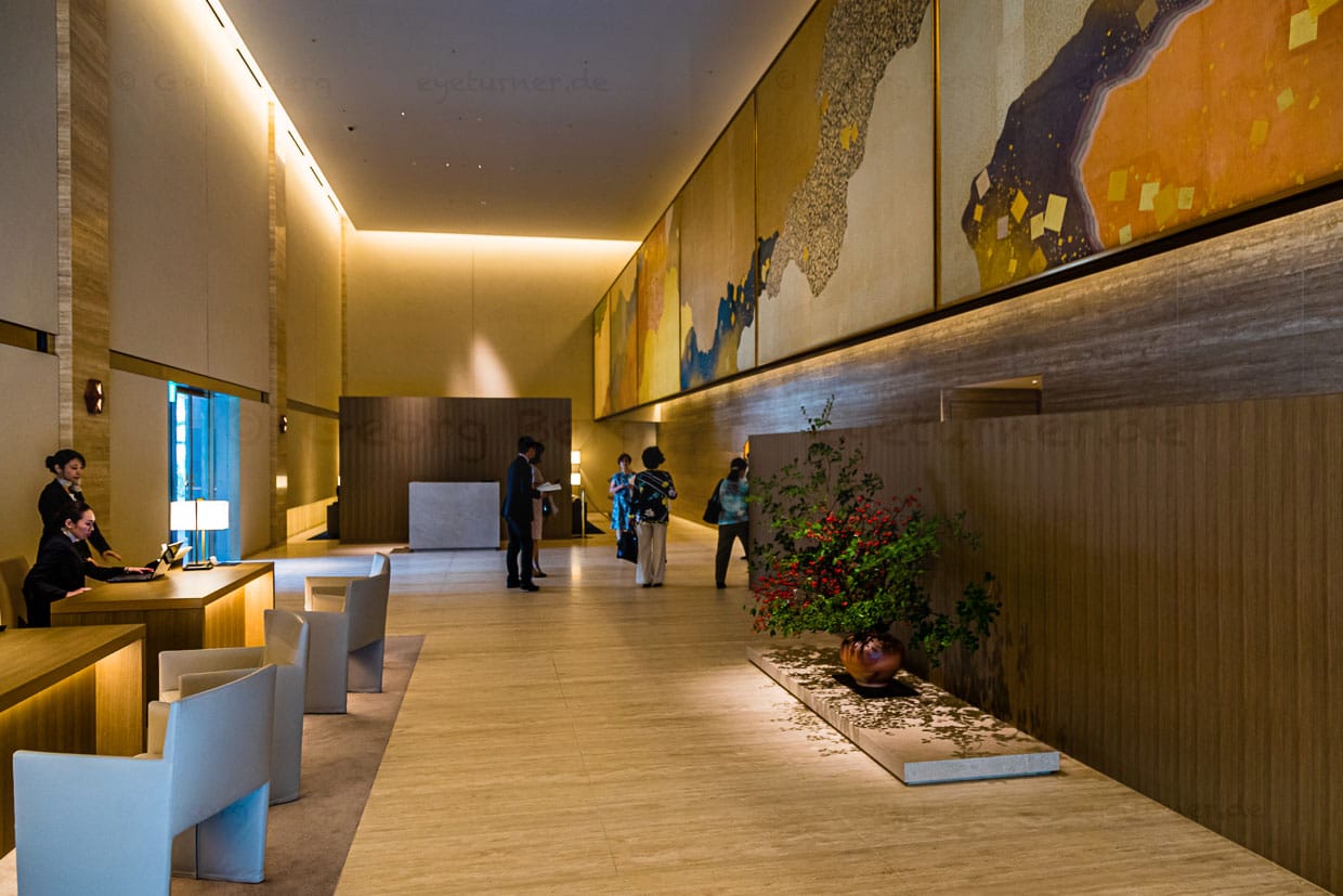 Riesige Ornamente aus japanischen Papier - der Wandschmuck aus dem alten Ballsaal Heiannoma, wurde gereinigt und am neuen Standort recycelt / © Foto: Georg Berg