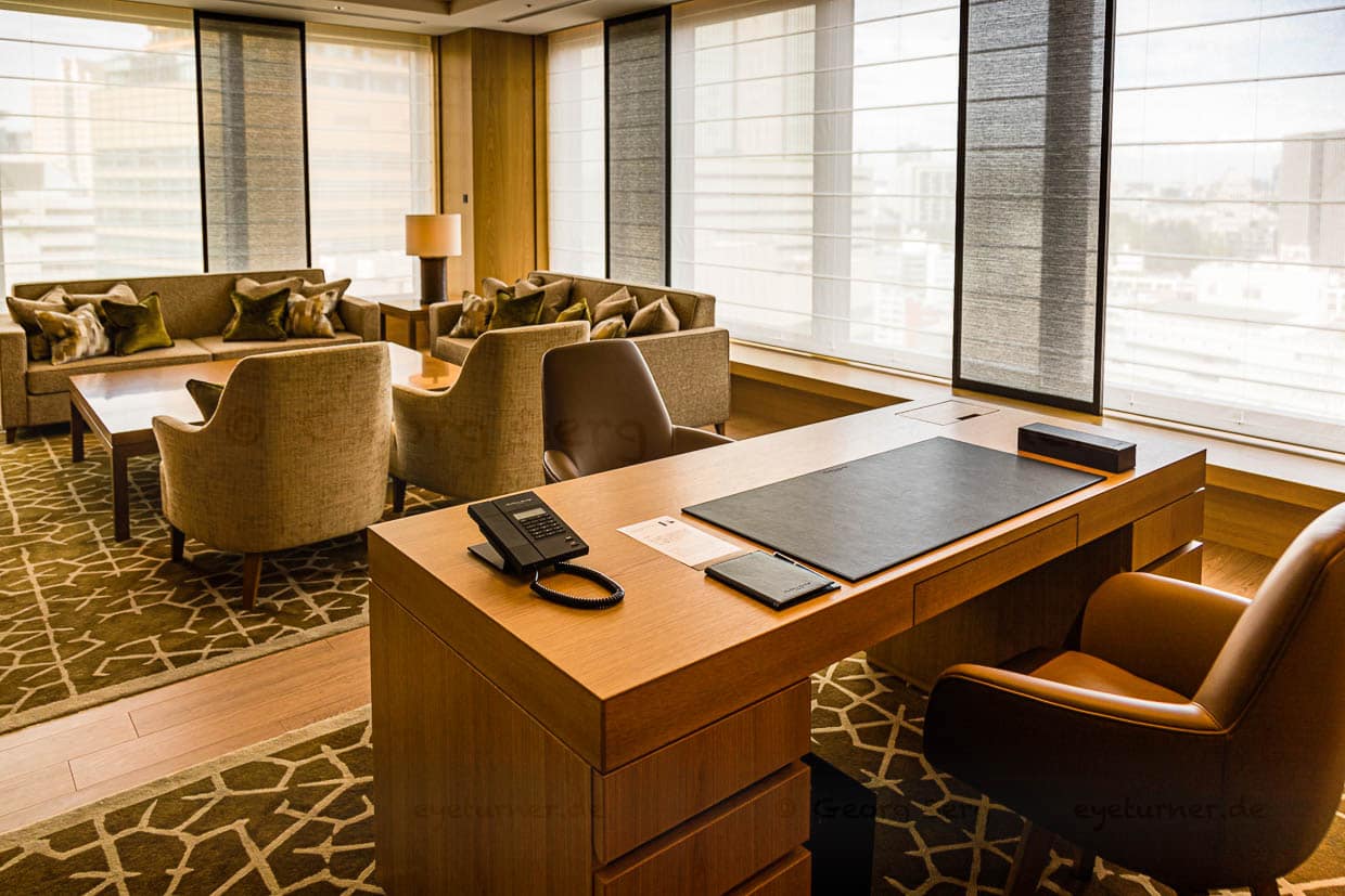 Suite im 15. Stock des Heritage-Flügels. Alle Räume der 120 qm großen Suite sind in hellen Holz- und Stofftönen gehalten. Klare Linien und ein Hauch des 60er Jahre Chics dominieren die Ausstattung / © Foto: Georg Berg