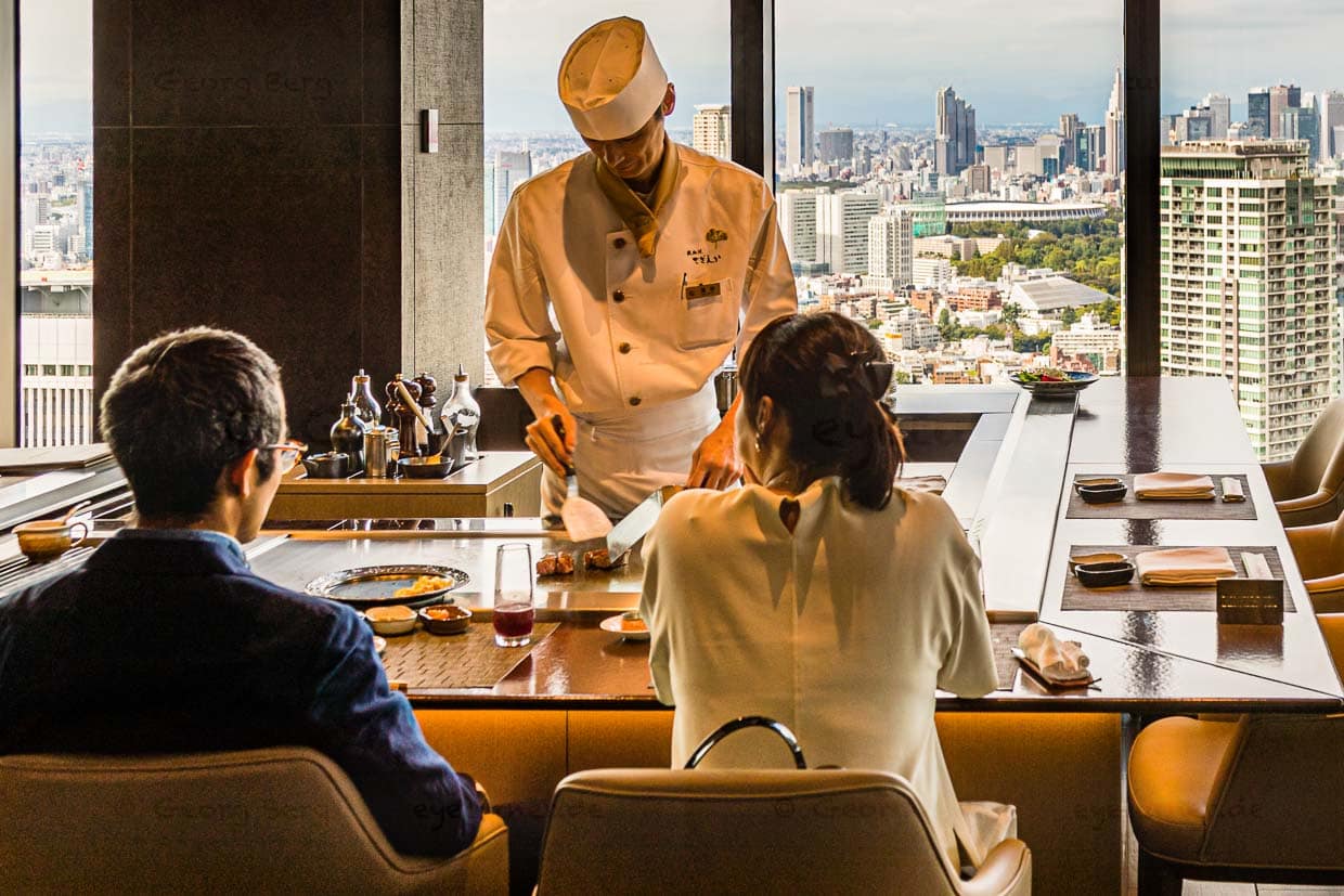 Direkt neben der Bar liegt das wieder auferstandene Teppanyaki Restaurant Sazanka. Besonders beliebt bei den Gästen aufgrund der sensationellen Aussicht / © Foto: Georg Berg