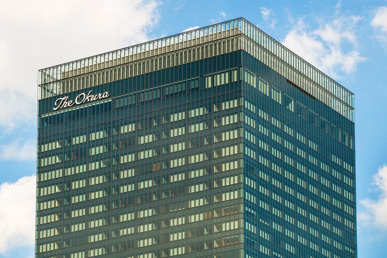 Leicht veränderter Name: Aus Hotel Okura wurde The Okura – ein anderes gibt es nicht an diesem Ort der Welt. Nicht mehr. Zur Okura Nikko Hotel Management Gruppe gehören insgesamt 72 Hotels, davon 47 in Japan und 25 im Ausland mit einer Gesamtkapazität von derzeit 22.600 Gästezimmern weltweit / © Foto: Georg Berg