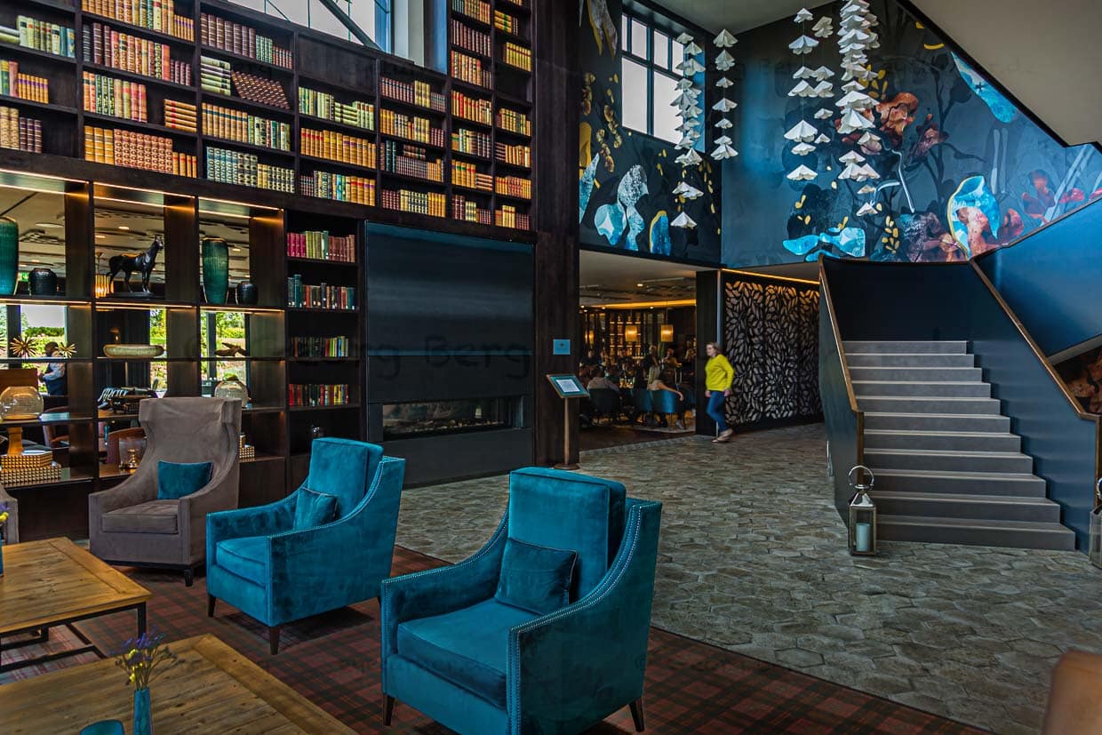 Bücher bis hoch in den Turm. Rund 2.000 „echte“ Bücher und noch viel mehr dekorative Leseattrappen befinden sich in der Turm-Bibliothek, die direkt vor der Bar gelegen ist. Eine freistehende, eigenwillig geschwungene Treppe führt hinauf in die Upper Lounge / © Foto: Georg Berg