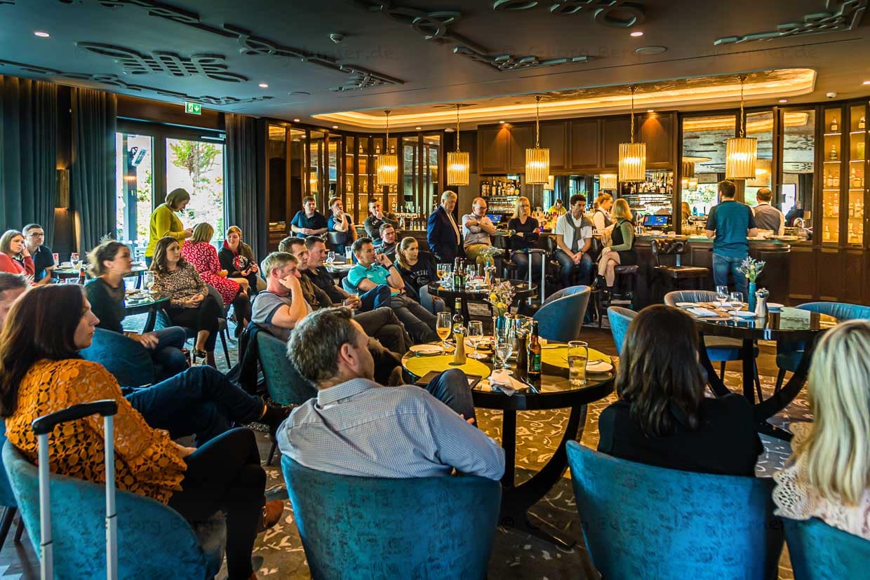 Auch die Bar bietet eine einladende, behagliche Atmosphäre. Sie ist auch tagsüber gut besucht, wie hier anlässlich der Rugby-Weltmeisterschaft in Japan beim Spiel der irischen Nationalmannschaft / © Foto: Georg Berg