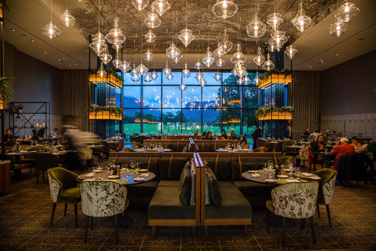 Restaurant mit Aussicht. Und wenn es dunkel wird und die Schlucht von Dunloe von der Nacht geschluckt wird, dann bietet das Restaurant mit einer Deckenhöhe von 6 Metern, einer imposanter Beleuchtung und ausgefallenen Interieur-Ideen viele Blickfänge / © Foto: Georg Berg