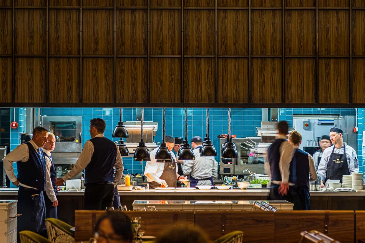 Offene Küche: das neue Reich von Chefkoch Jupp Osterloh. Der Deutsche ist schon 25 Jahre Küchenchef in den Killarney Hotels der Liebherr-Gruppe / © Foto: Georg Berg