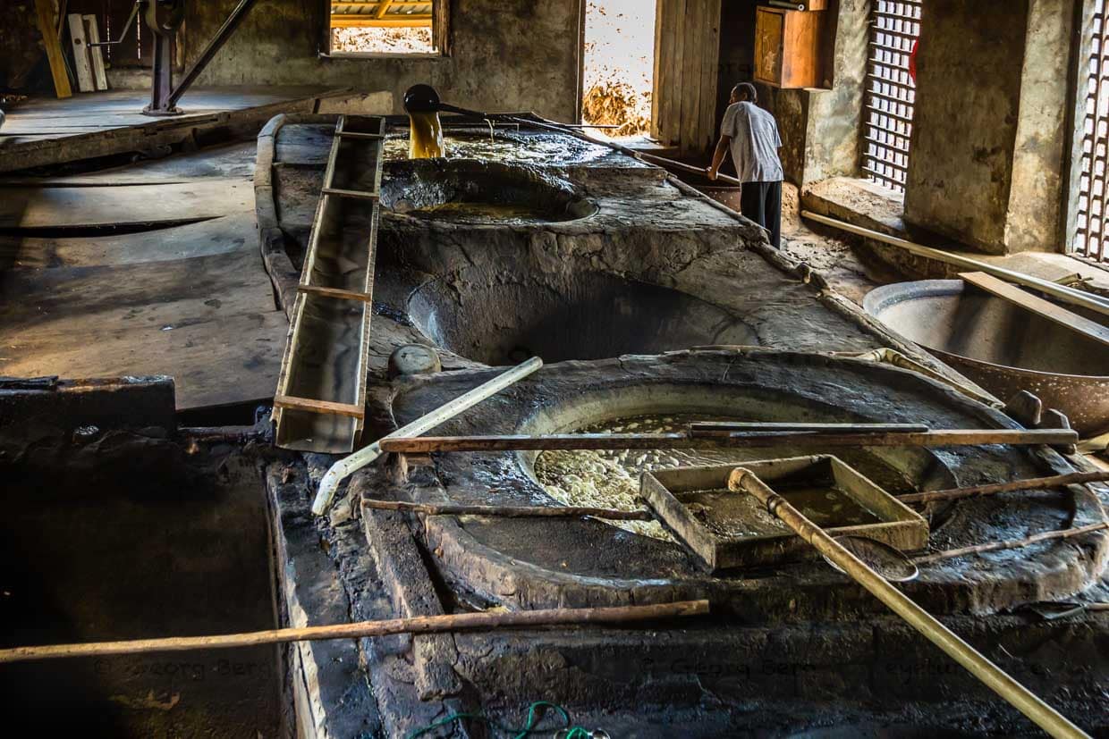 In jedem Kupferbehälter herrscht eine andere Temperatur und Konzentration. Im vorderen Behälter brodelt schließlich ein Sirup, der aus der Luft die für die Gärung notwendigen Hefen aufgenommen hat / © Foto: Georg Berg