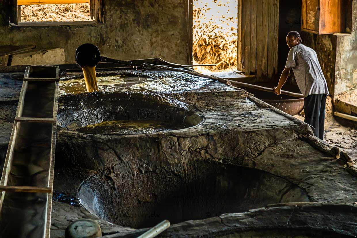 Wenn die erste Melasse ausfällt, kann umgefüllt werden / © Foto: Georg Berg