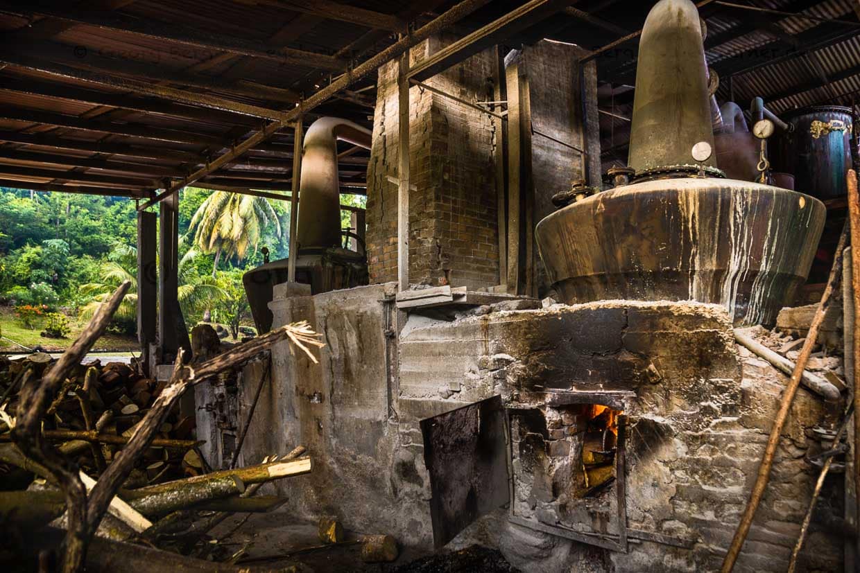 Unter dem Siedekolben lodert das Holzfeuer. Die uralten Sicherheitsbestimmungen reichen wohl immer noch aus / © Foto: Georg Berg