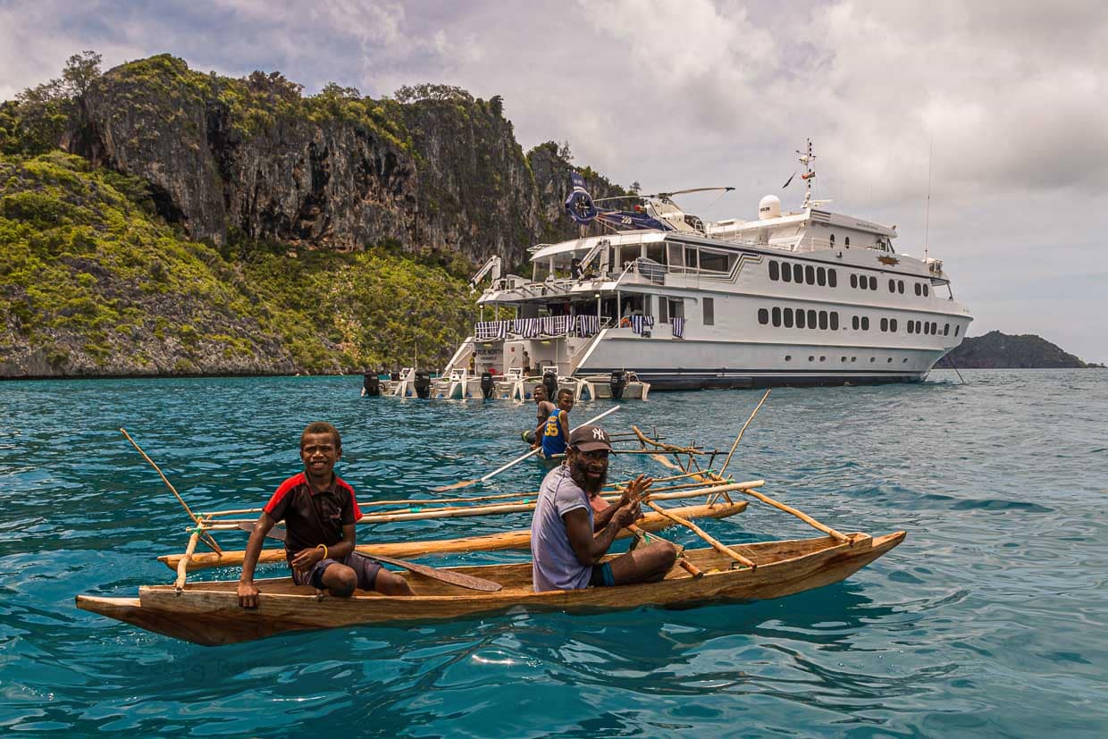 Auslegerkanus sind im Gewässer über den Korallen in ihrer Beweglichkeit nicht eingeschränkt. Die True North dagegen muss trotz des geringen Tiefgangs sehr vorsichtig navigieren / © Foto: Georg Berg