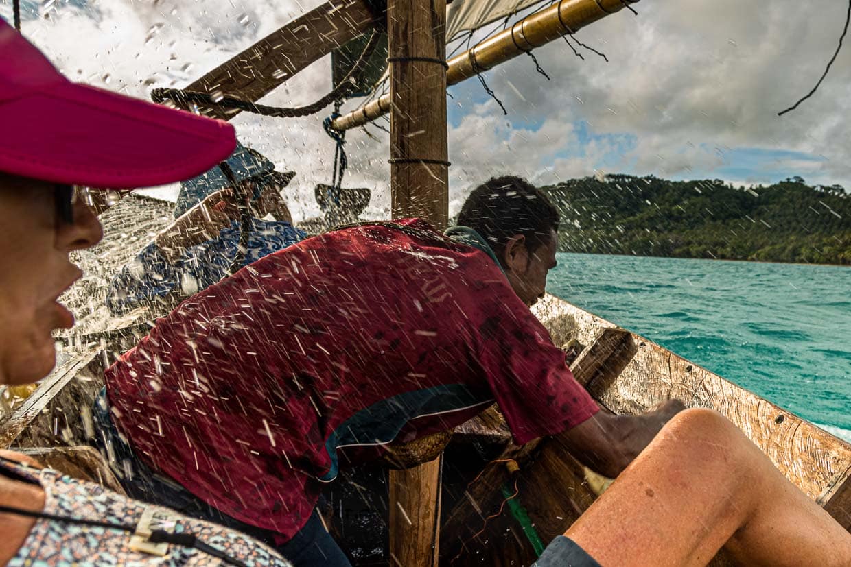 Der Rumpf besteht aus dünnem Hartholz. Er ist schmal, lang und bietet wenig Platz. Während der Fahrt wird das herein spritzende Wasser laufend raus geschöpft / © Foto: Georg Berg