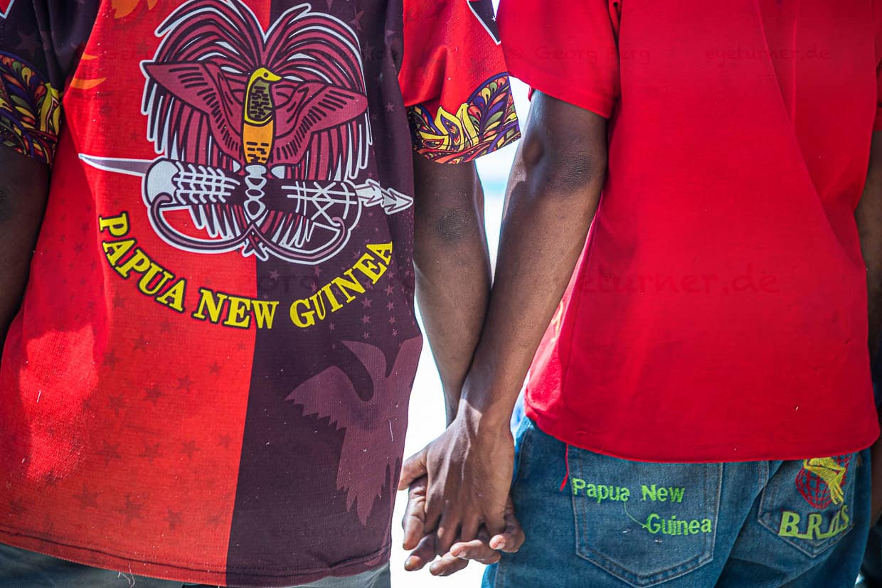 Die Ankunft der Fremden wird an Land mit Spannung verfolgt / © Foto: Georg Berg