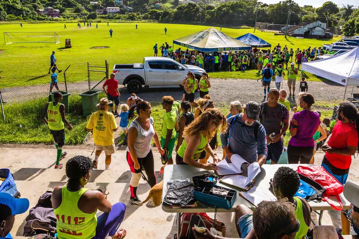 Auf einem Sportplatz startet der 1111. Jubiläums-Hash. Am Hash-Cash (beim Kassenwart) trägt sich jeder in die Teilnehmerliste ein, zahlt einen Obolus und kann dort sogar seinen Autoschlüssel deponieren / © Foto: Georg Berg