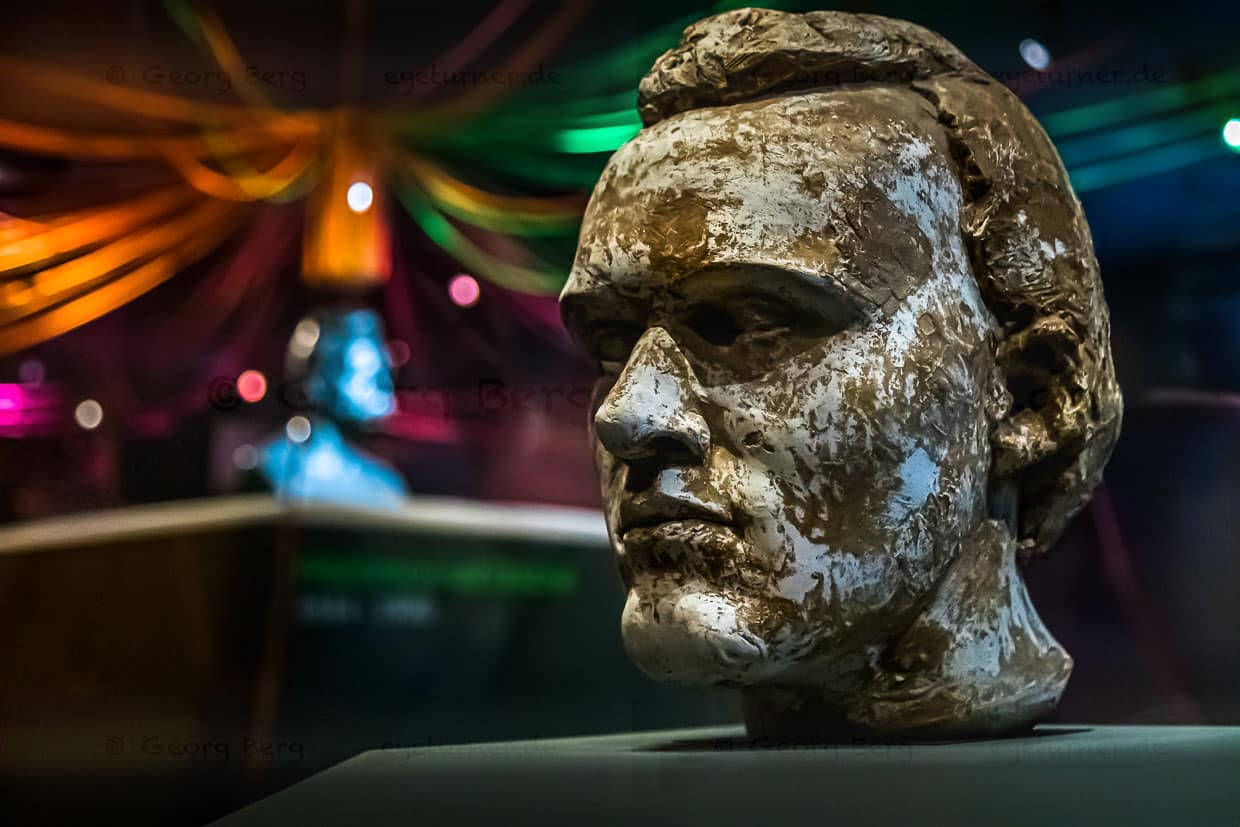 Der Basler Künstler Alexander Zschokke lässt mit der ungewohnten Skulptur "Der junge Nietzsche" hinter die Fassade Nietzsches blicken / © Foto: Georg Berg