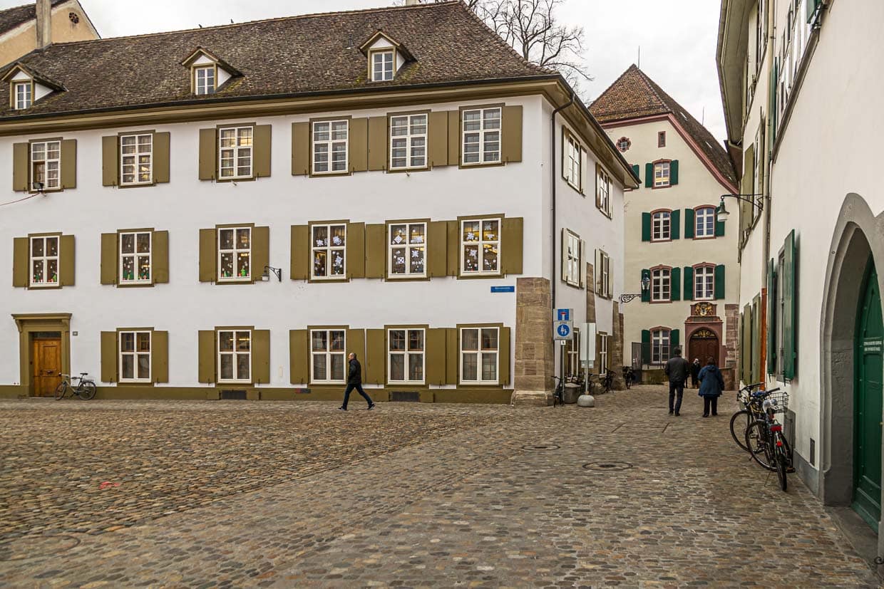 Im Hintergrund das Haus zur Mücke. An dieser Stelle wurde Papst Felix V. während des Baseler Konzils gewählt / © Foto: Georg Berg