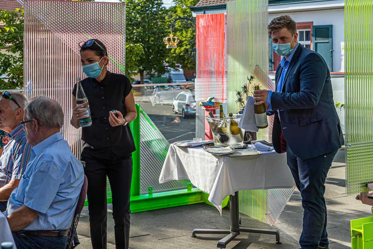 Service mit Mundschutz zwischen Distanzobjekten von Samuel Treidl / © Foto: Georg Berg