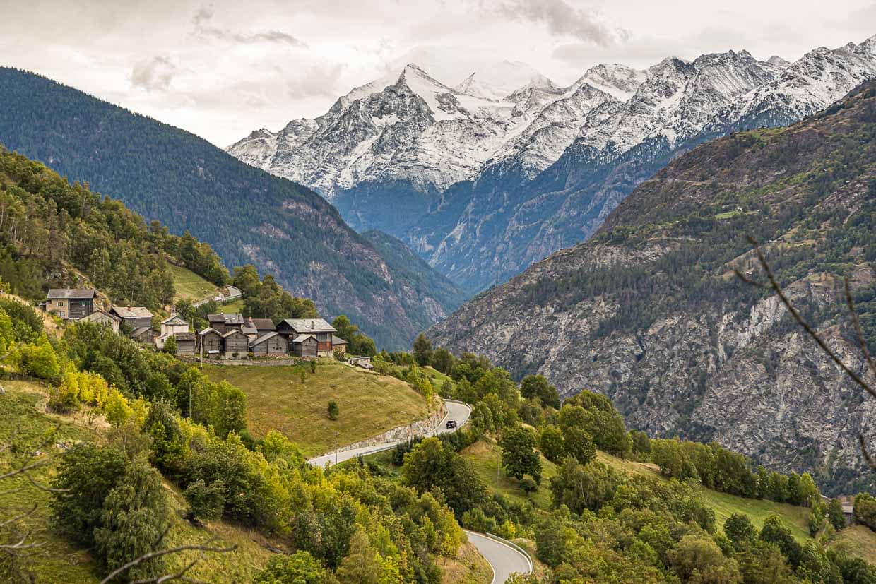 Immer wieder öffnet sich der Blick auf die 4.000-er im Oberwallis. Zwischen Visperterminen und Visp liegen einige kleiner Weiler. Ab dem Weiler Oberstaden wird der Reblehrpfad zum Tärbiner Kulturweg / © Foto: Georg Berg