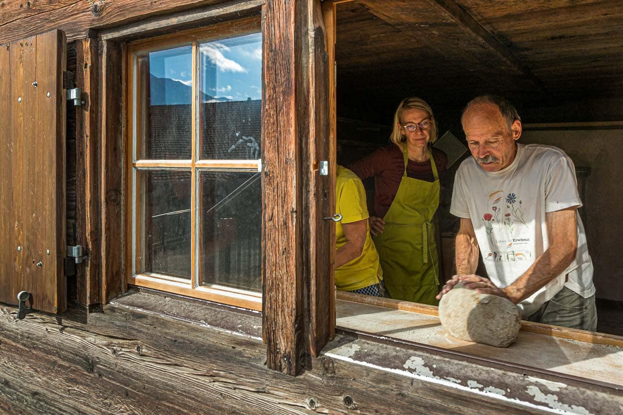 Kurzer Blick durchs Fenster in die historische Backstube. Die Backstube muss aufgeheizt werden, damit der Teig gehen kann. Der Teigansatz ist vor Beginn des Workshops schon 12 Stunden gegangen / © Foto: Georg Berg