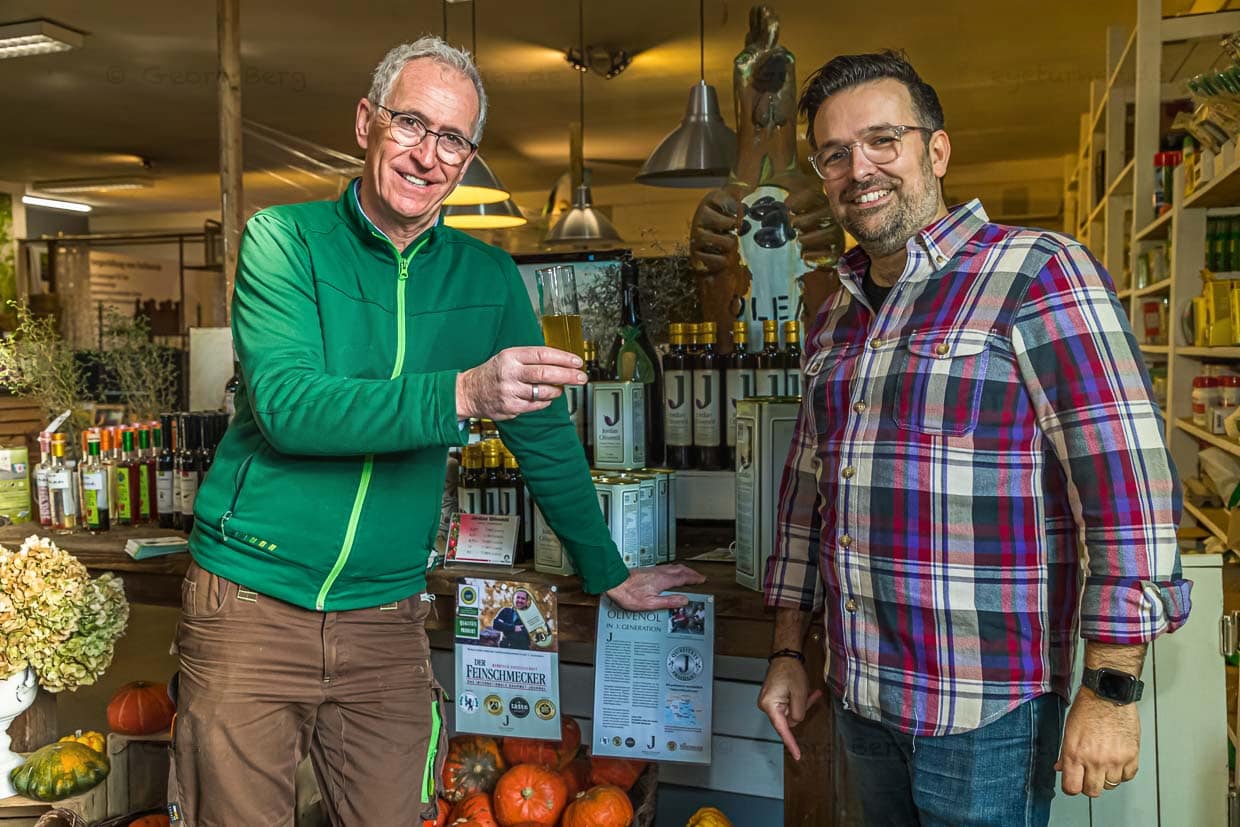 Michael Becker vom Gartenhof Becker und Bastian Jordan von Jordan Olivenöl sind die beiden Initiatoren des Olivenprojekts am Niederrhein / © Foto: Georg Berg