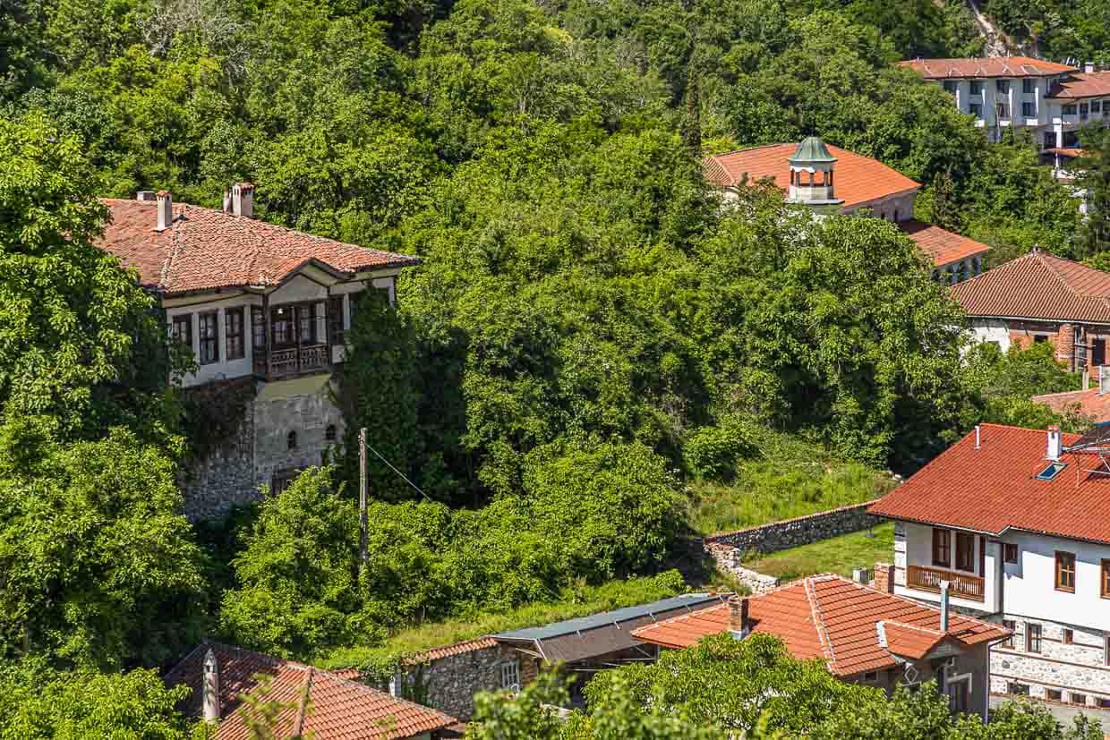 Mit 160 Einwohnern gilt die Stadt Melnik als die kleinste Stadt Bulgariens. Die Häuser sind von der Architektur des bulgarischen Wiedergeburtsstils geprägt mit auskragenden Wohn-Obergeschossen und einer darunter liegenden Etage, in der der Wein bei gleichbleibend kühler Temperatur reifen kann / © Foto: Georg Berg