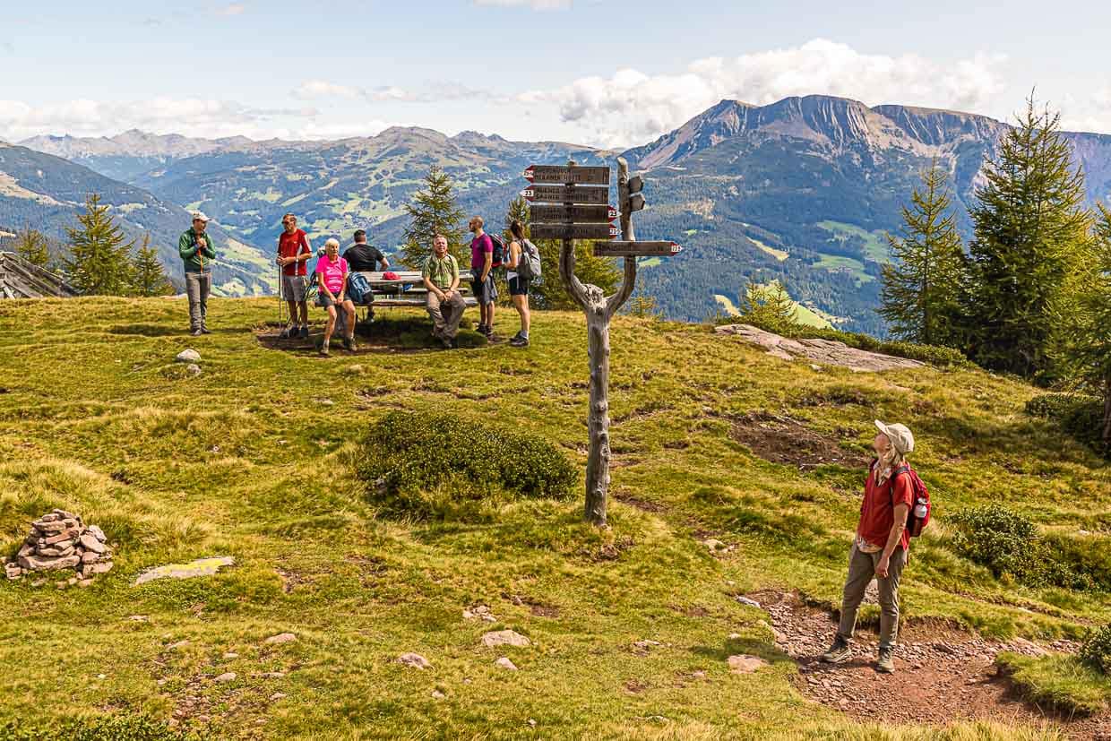 Die Wandergruppe aus dem Hotel Hohenwart macht Rast auf dem Weg zu den Steinmännchen / © Foto: Georg Berg
