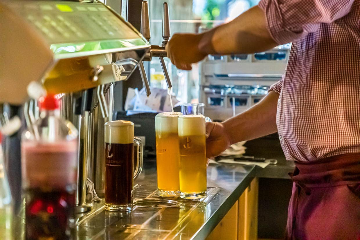 Ausschank im Pfefferlechner. Die Hausbrauerei braut verschiedene Biere. Vom Pfeffer Hell bis Pfeffer Schwarz. Vom Kastanien Bier bis zum Pale Ale. Neueste Kreation ist ein alkoholfreies Bier. Das erste aus Südtirol / © Foto: Georg Berg