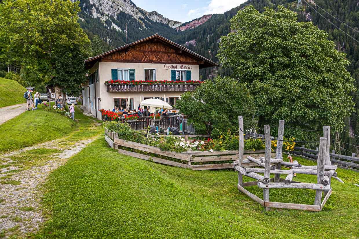 Hotelgründer Franz Mair führte seine Gäste gerne zum Gsteier. Da konnte es passieren, dass das ganze Hotel mitwanderte. Heute wird vom Hotel ein Shuttle-Service angeboten oder die beliebte Tour vom Taser zum Gsteier mit Shuttle zurück zum Hotel / © Foto: Georg Berg