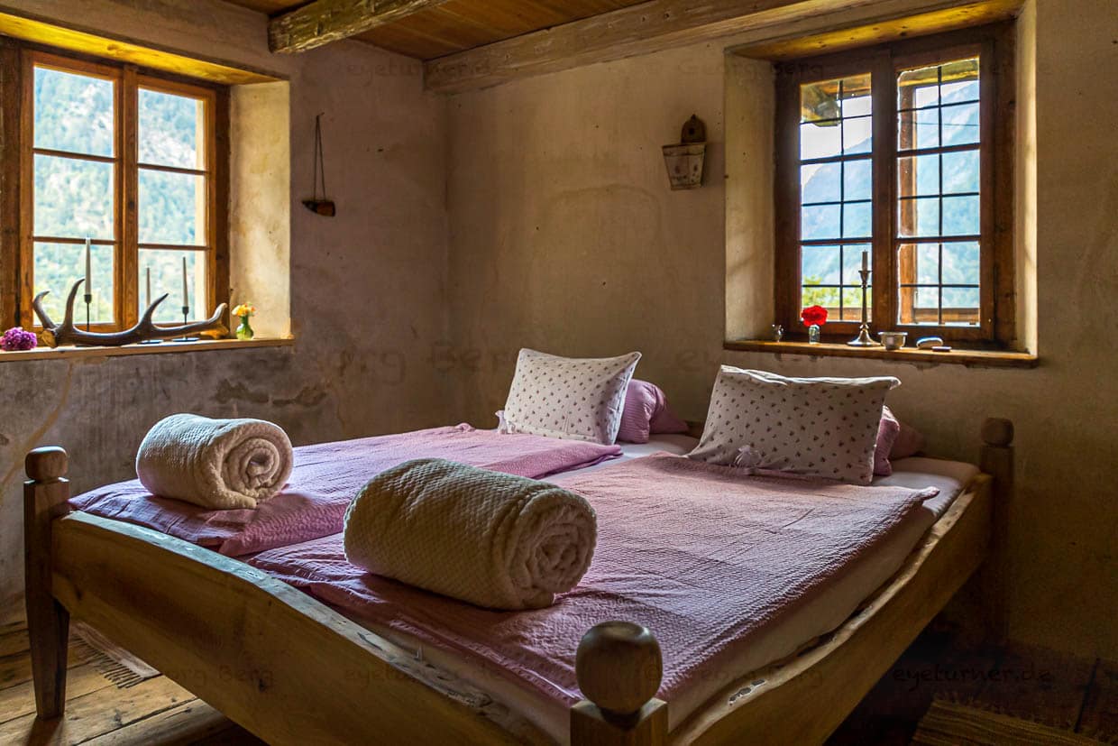 Möbel aus dem 19. Jahrhundert und jede Menge Vogelgezwitscher am Morgen / © Foto: Georg Berg