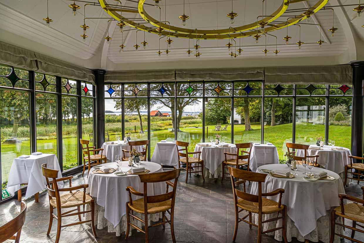 Das Restaurant im Falsled Kro mit Blick in den Garten / © Foto: Georg Berg