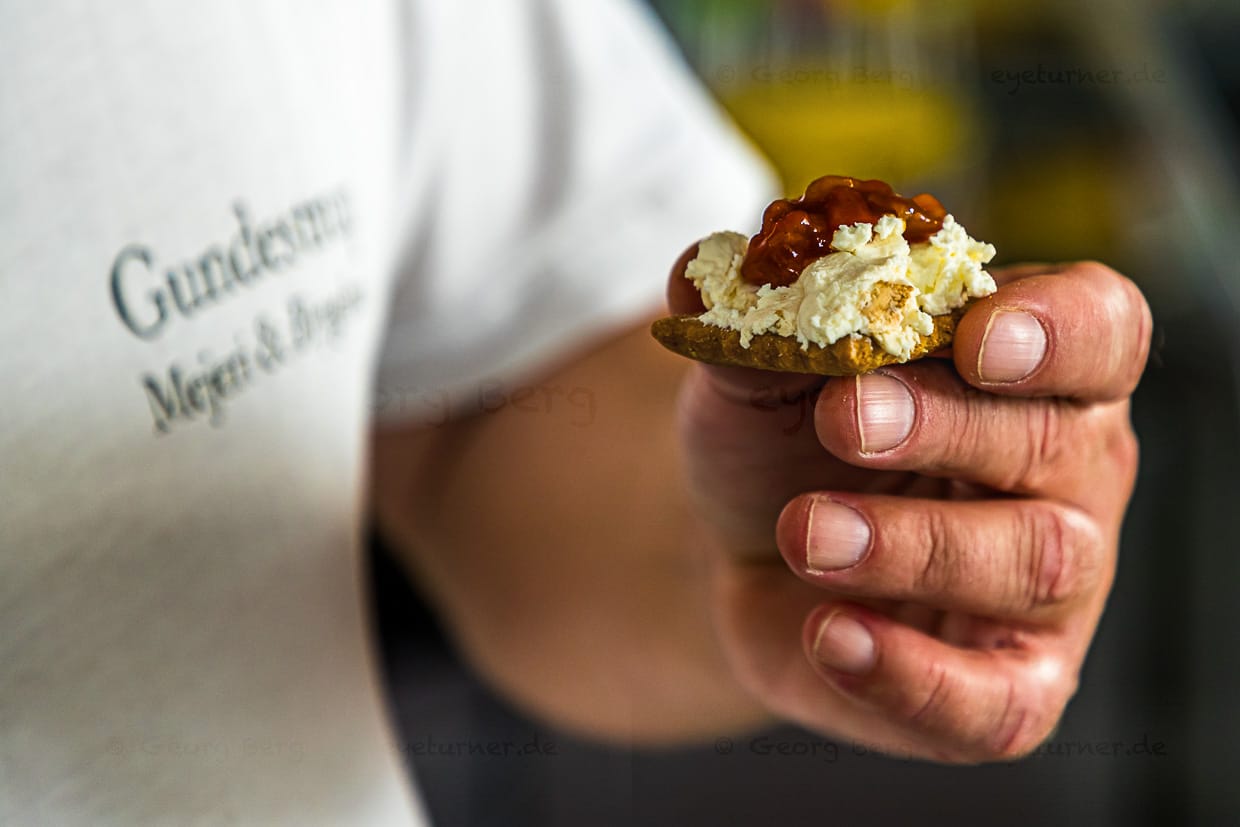 Käser Jørgen Hoff mit einer nordischen Kombination aus Roggenknäckebrot, Rauchkäse und Hagebuttenkonfiütre. Er nennt sie „Sonne über Gundestrup“ / © Foto: Georg Berg
