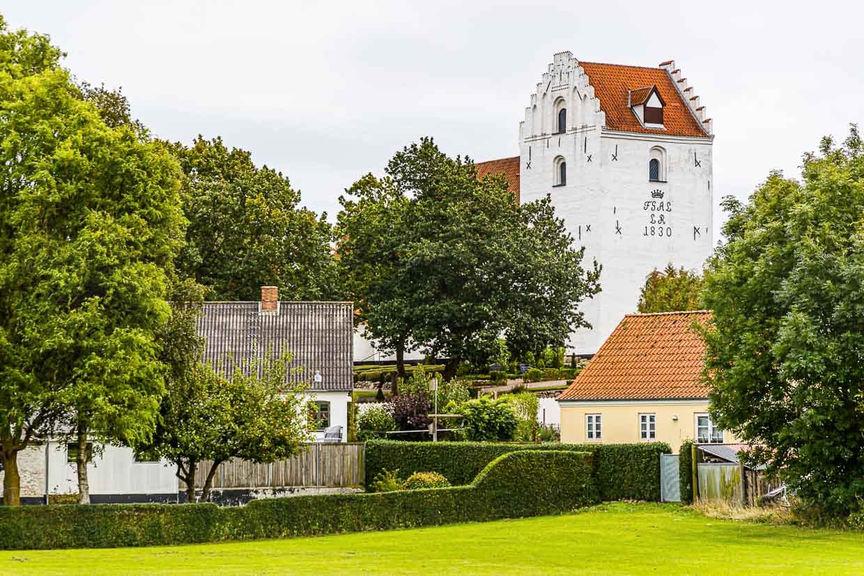 Alle Kirchen im fünischen Inselmeer sind schneeweiß und haben rote Dächer. Die Kirche von Tullebölle auf Langeland gehört zu den Schönsten. Sie stammt aus dem Mittelalter, die Jahreszahl 1830 markiert das Jahr der Renovierung / © Foto: Georg Berg