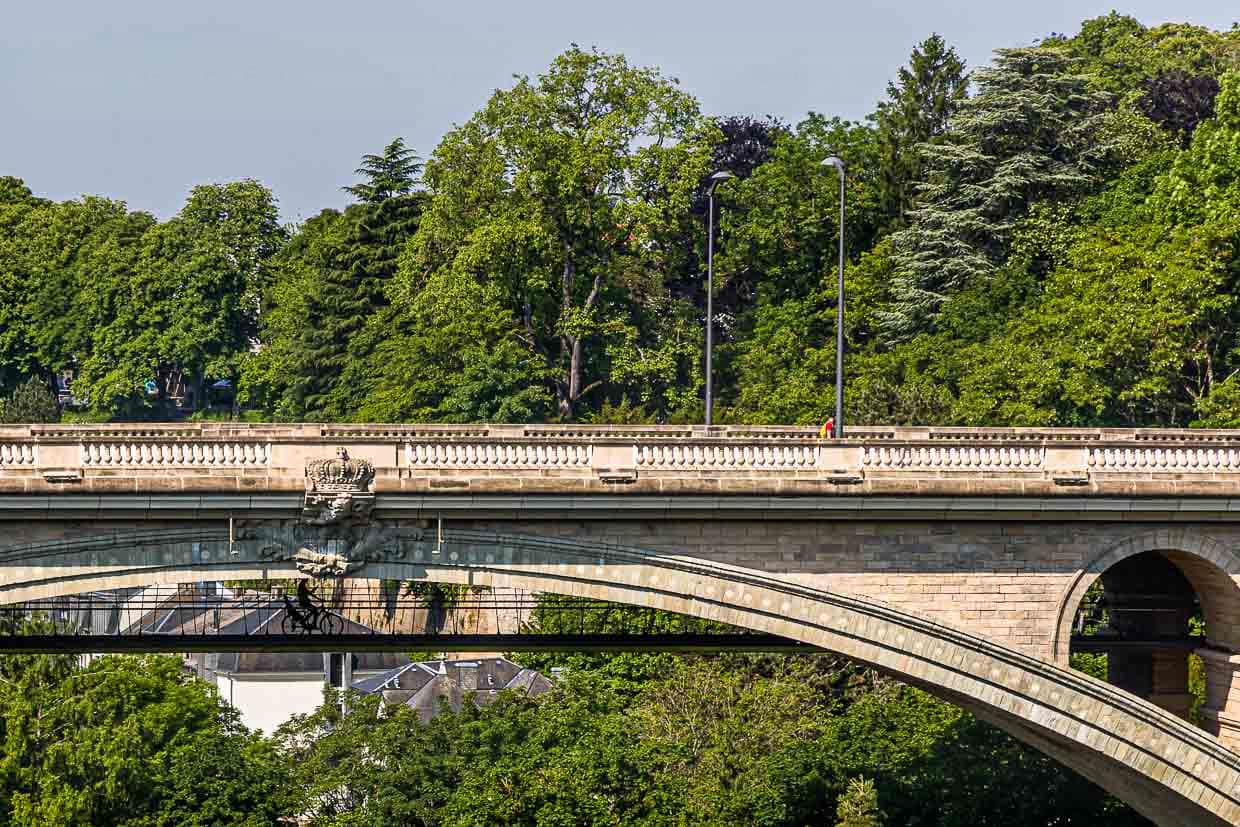 Die Adolphe Brücke, erbaut 1903, ist bis heute eine der größten Steinbogenbrücken der Welt. 2017 wurde sie um eine vier Meter breite, zweite Ebene für Radfahrer und Fußgänger erweitert