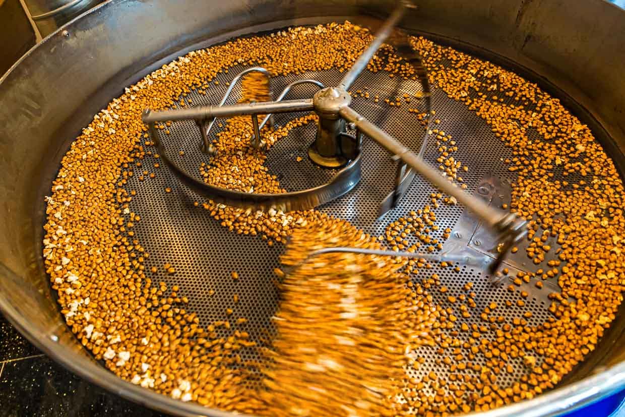 In einer Kaffeeröstmaschine werden die Maiskörner bei 200 Grad geröstet. Wenn rund 1/3 der Körner gepoppt sind, ist der perfekte Röstgrad für Farina Bona erreicht