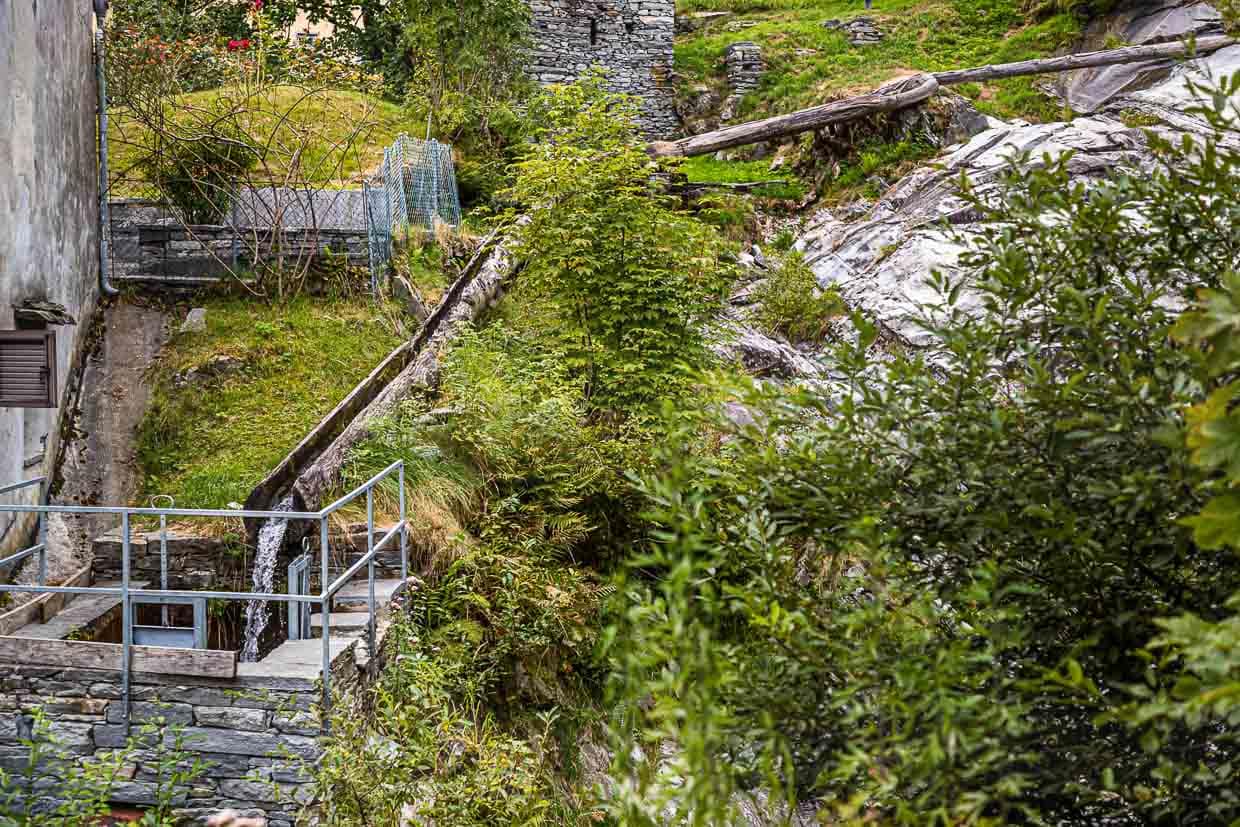 Wo einst fünf Mühlen untereinander angesiedelt waren, fließt auch heute noch das Wasser teils durch ausgehöhlte Baumstämme