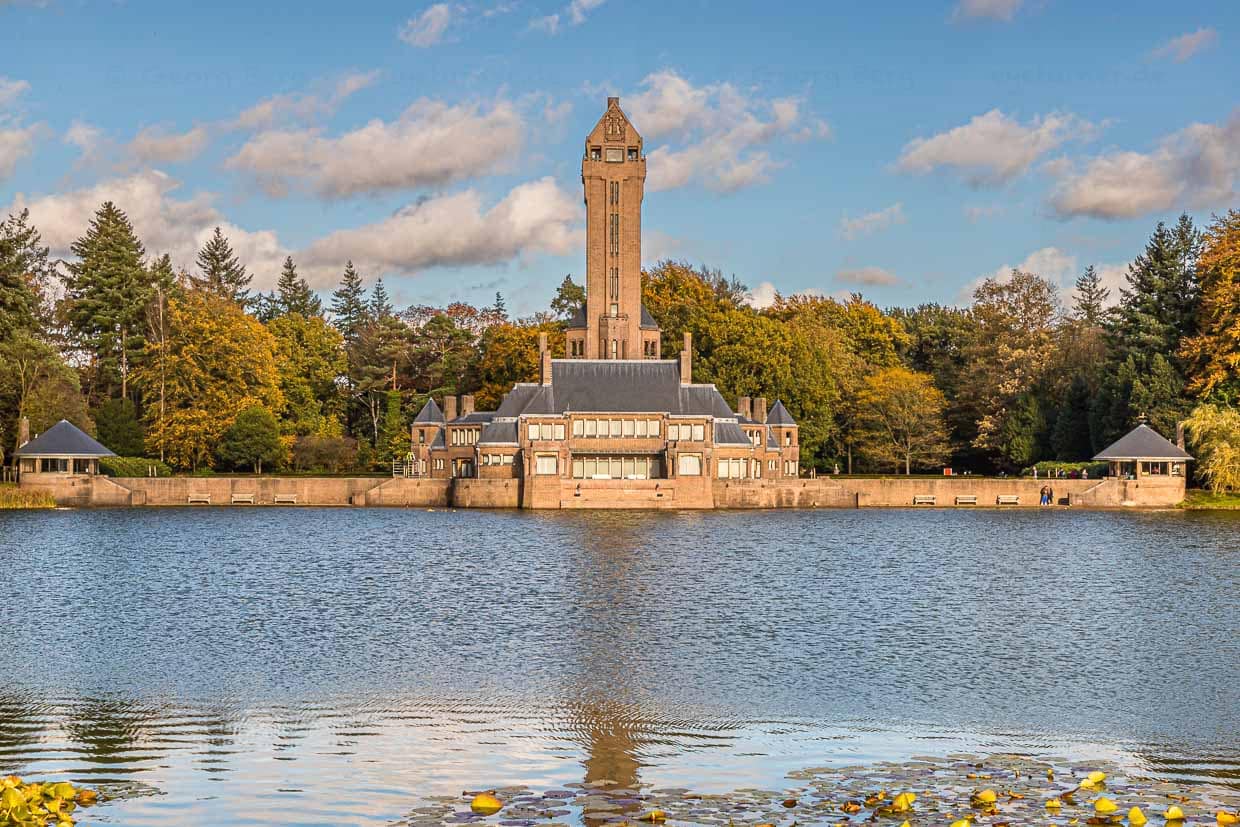 Das Jagdhaus Sankt Hubertus der Familie Kröller-Müller liegt mitten in der Hoge Veluwe. Wild war hier schon immer ein großes Thema. Heute werden die umliegenden Restaurants mit dem Parkwild versorgt / © Foto: Georg Berg