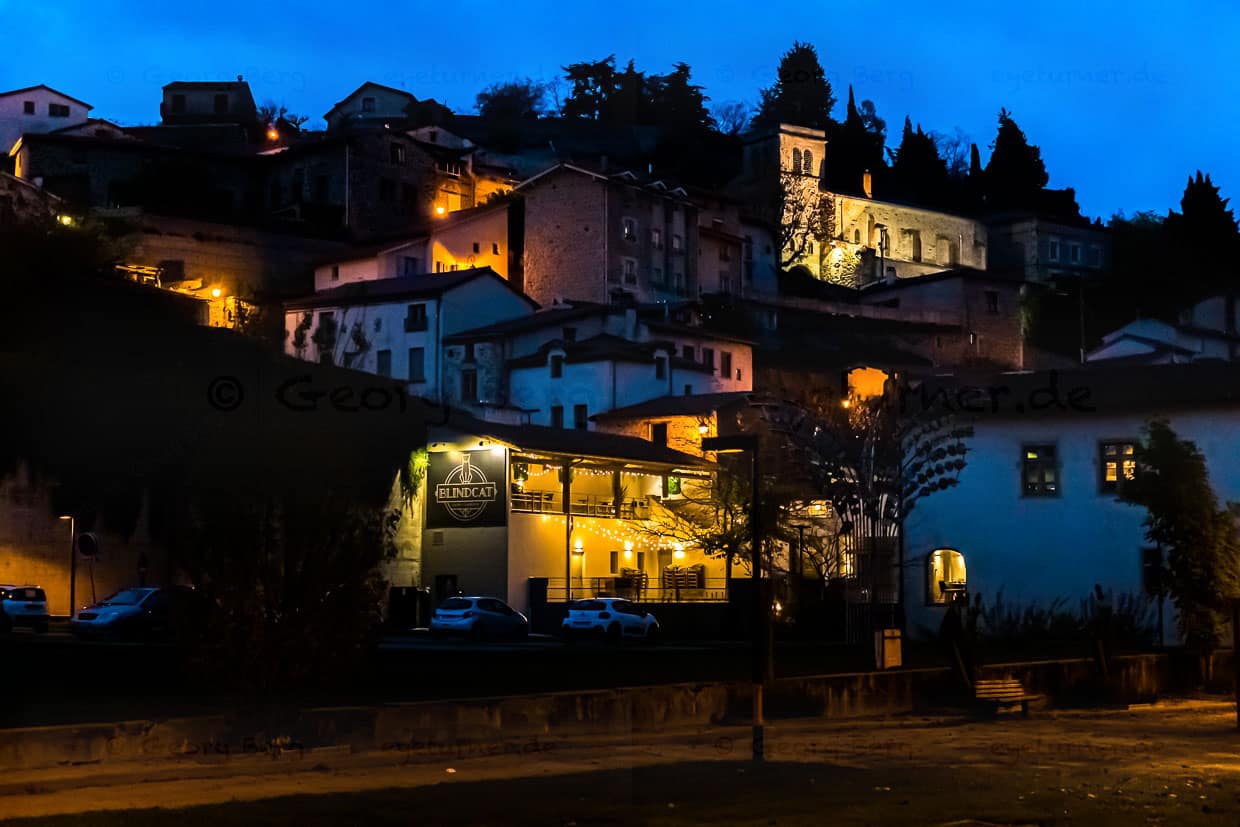 Der historische Stadtkern von Saint-Chamond, Frankreich, bei Nacht / © Foto: Georg Berg