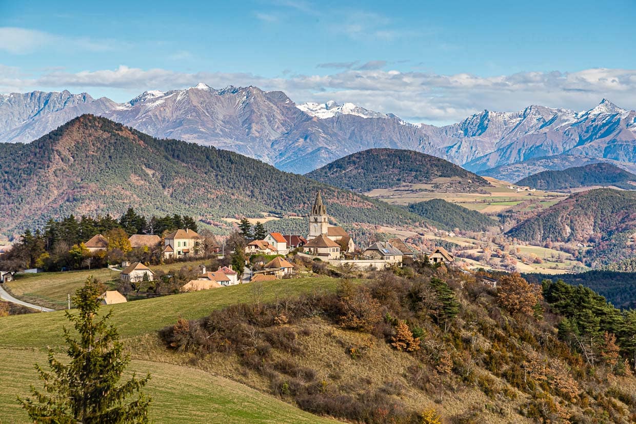 Mach mal Pause! Auf der Fahrt in das Departement Var in Südfrankreich sind wir auf der Suche nach einem Mittagsstopp in den wunderschön gelegenen Ort Percy gefahren und haben ein Formule vom Feinsten im Cafe de la Page, dem einzigen Restaurant am Ort serviert bekommen / © Foto: Georg Berg