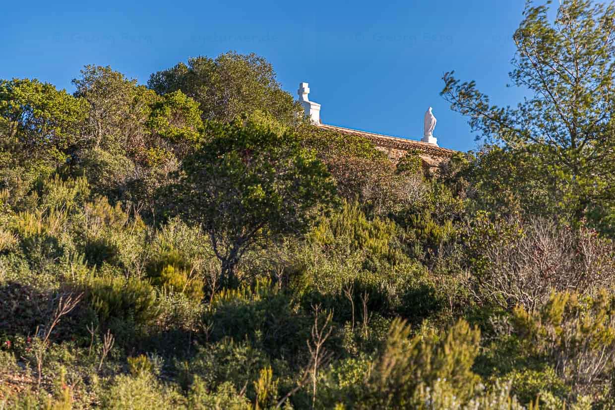 Auf dem weitläufigen Gelände von Chateau Lèoube, das seit Jahrtausenden kultiviert wird, steht auch eine kleine Kapelle / © Foto: Georg Berg
