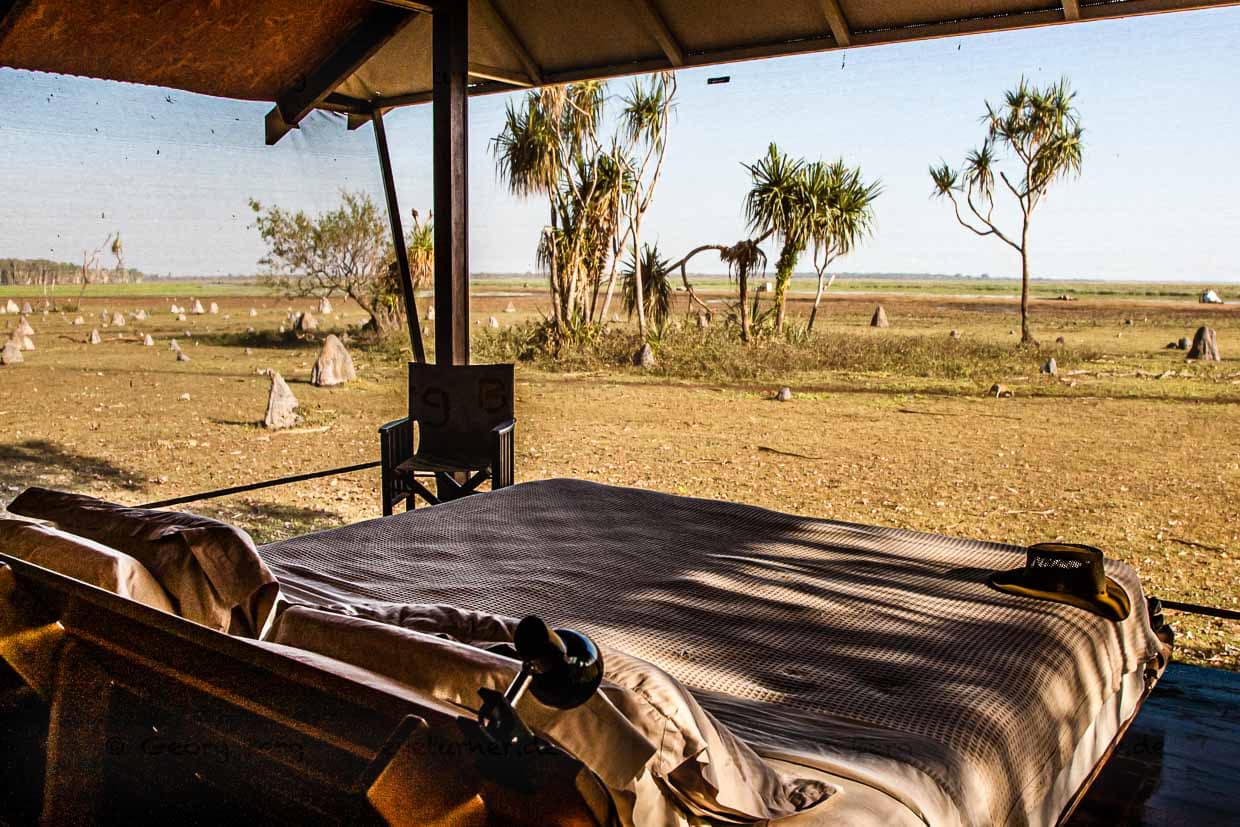 Unverstellter Panoramablick aus dem Schlafzimmer. Die Einrichtung könnte nicht zweckmäßiger sein / © Foto: Georg Berg