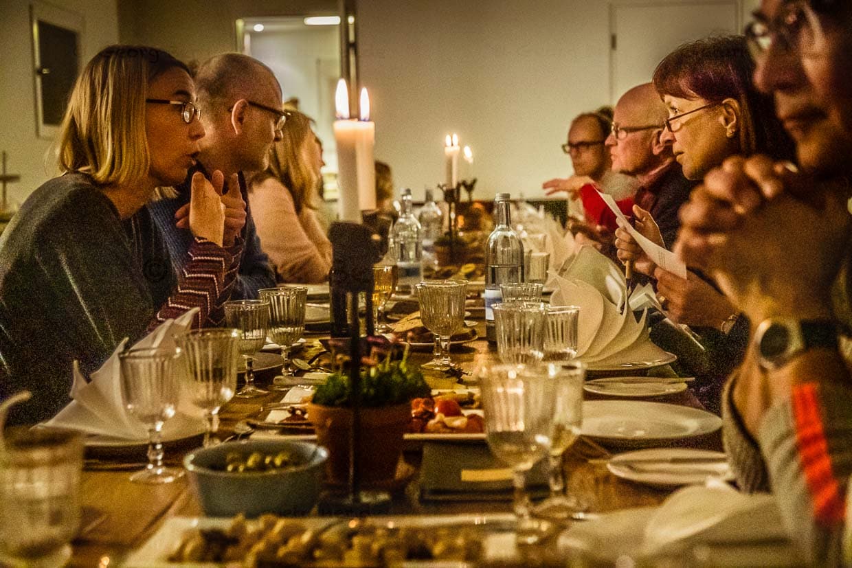 Die Scheune des Kavaliershaus Schloss Blücher wird jede Woche zum Treffpunkt für ein Essen an der langen Tafel / © Foto: Georg Berg