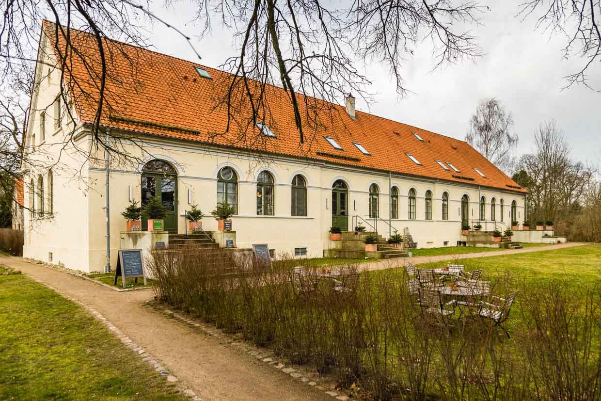 Das langgestreckte Kavaliershaus Schloss Blücher bietet 12 Zimmer und Suiten, ein Restaurant sowie Sauna, Garten und Badesteg am See / © Foto: Georg Berg