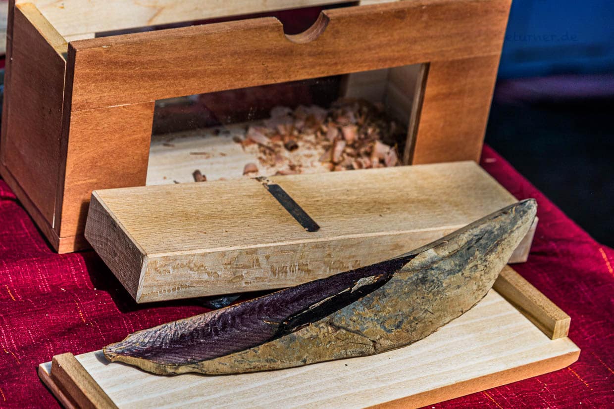 Vor dem Hobel liegt das Endprodukt, ein hochwertiger Honkare-Katsuobushi. Getrocknet und fermentiert hat er die geringste Restfeuchte und ist ein natürlicher Geschmacksverstärker / © Foto: Georg Berg