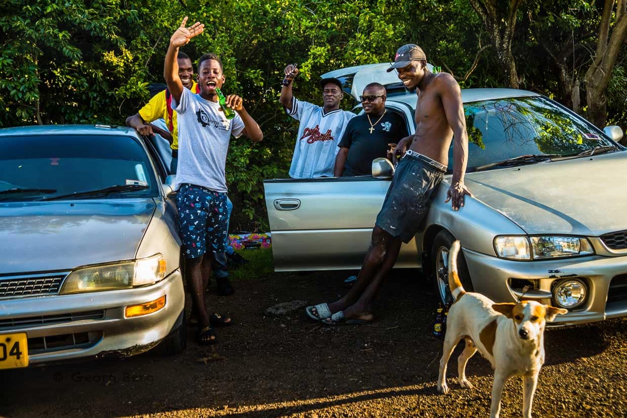 Für Jung und Alt ist das Defilee der Hasher eine willkommene Abwechslung; zumal man sich beim Bier immer gut versteht / © Foto: Georg Berg